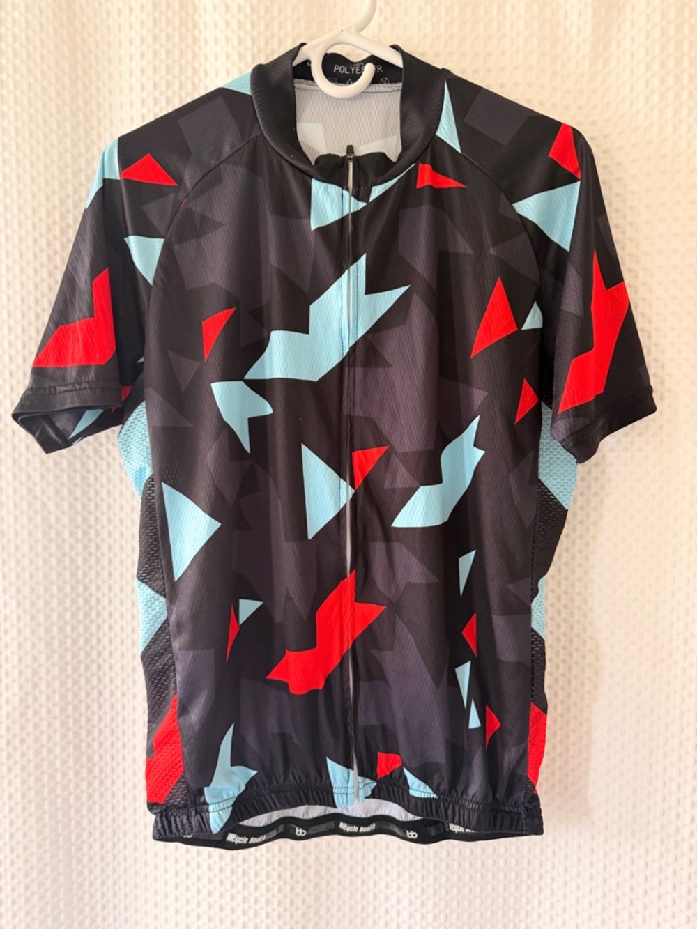 Polyester Men’s Black Geometric Cycling Jersey with Red & Light Blue Accents